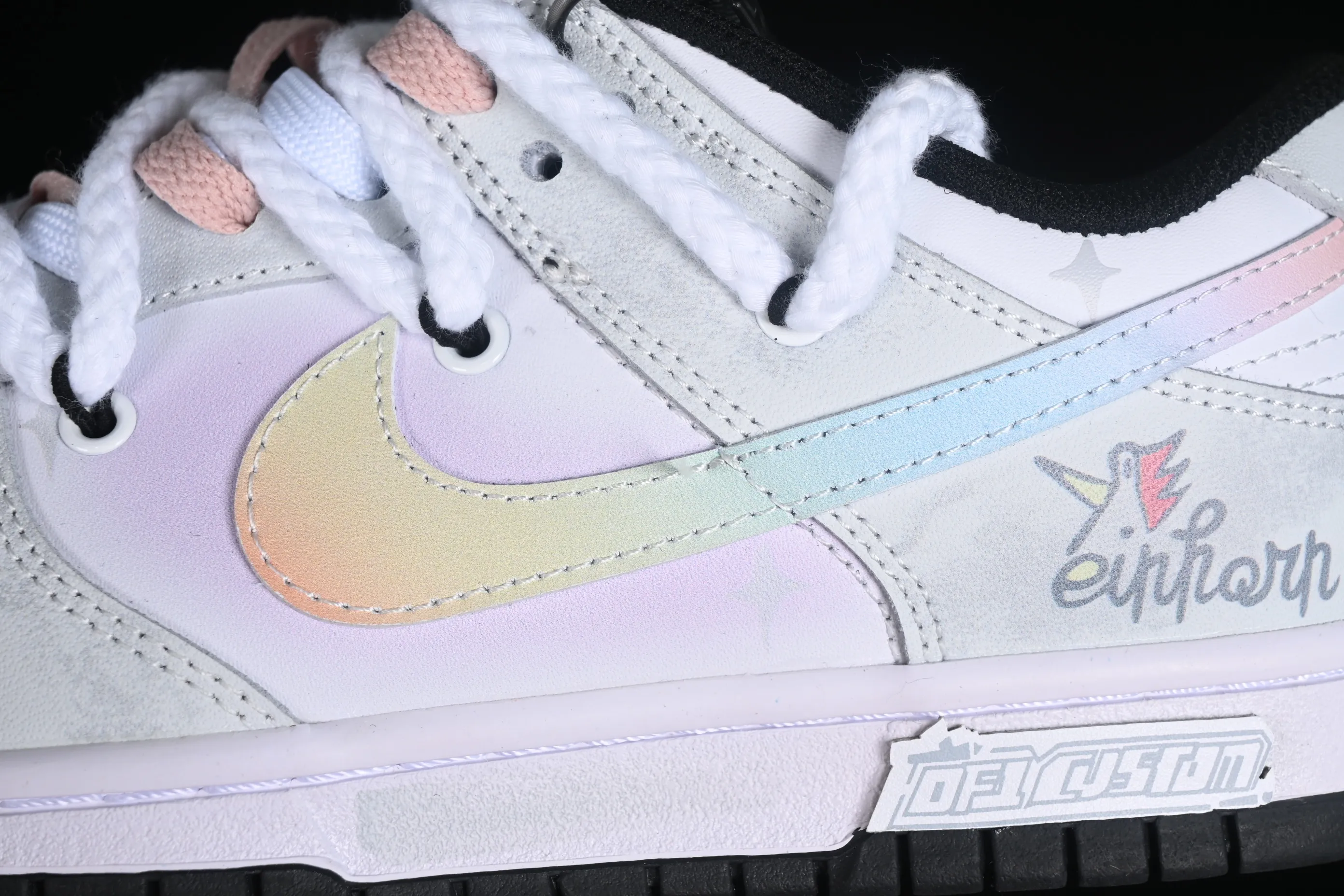 All Categories Nk SB Dunk Series Nk SB Dunk Low Low-top sneakers Nk Dunk Low Customized Da Vinci Xingli Flash Wing Simple black, white and gray SB strap low-top casual sneakers CW1590-100